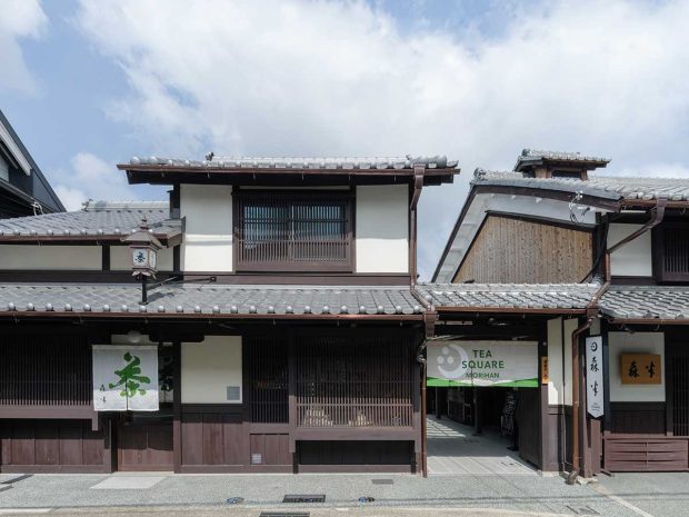 「TEA SQUARE MORIHAN」五感で感じるお茶広場 石臼が回転している