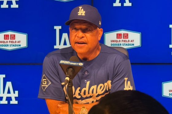 試合前、取材に応じたドジャースのデーブ・ロバーツ監督【写真:上野明洸】