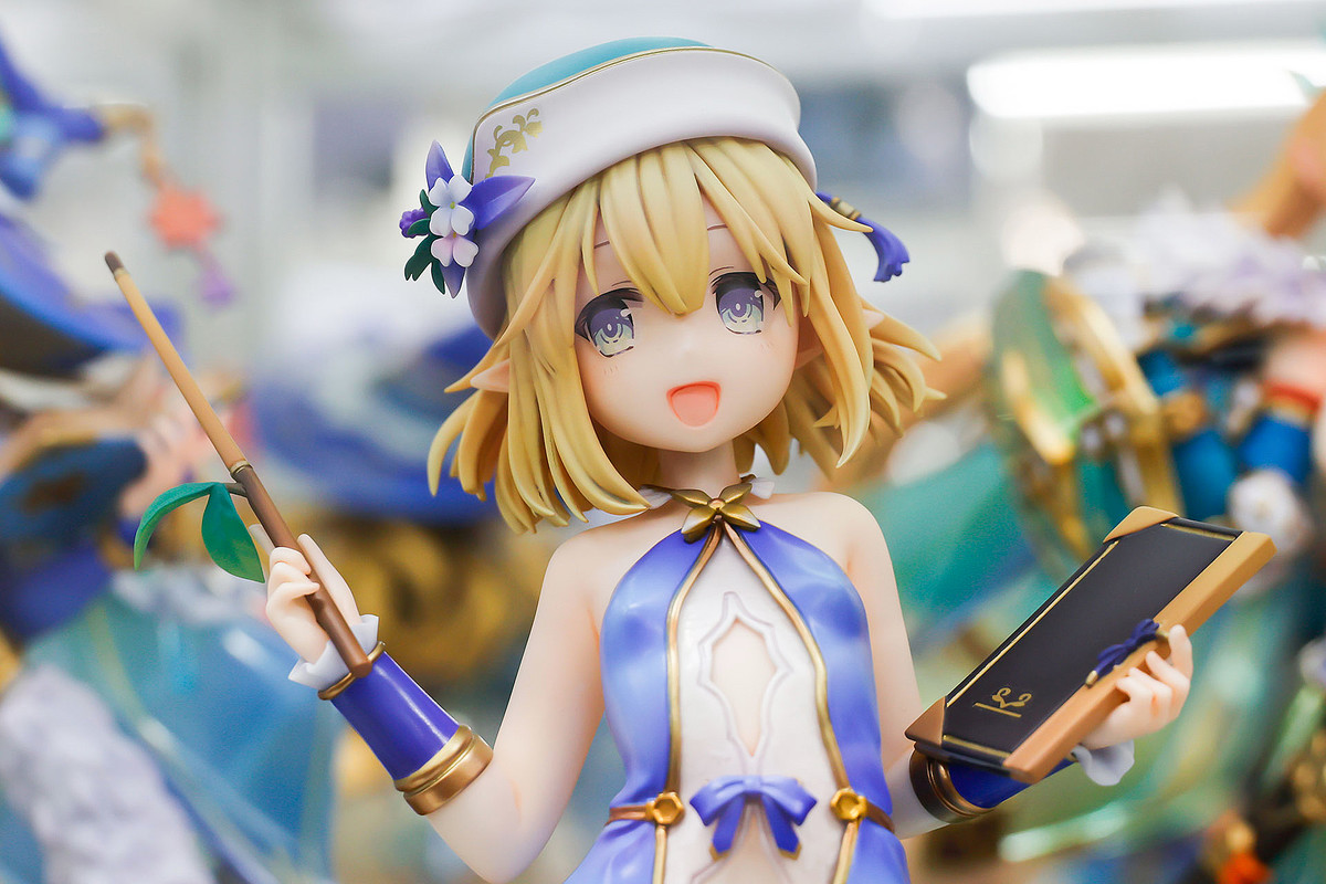 先生というより生徒のほうが似合っている?「村の先生モニカ」2026年4月発売