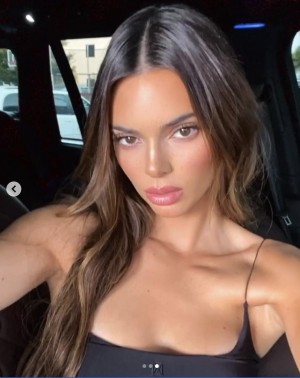 ケンダル・ジェンナー、交際相手は1人に決めたくない?(画像は『Kendall 2020年10月3日付Instagram「not no」』のスクリーンショット)