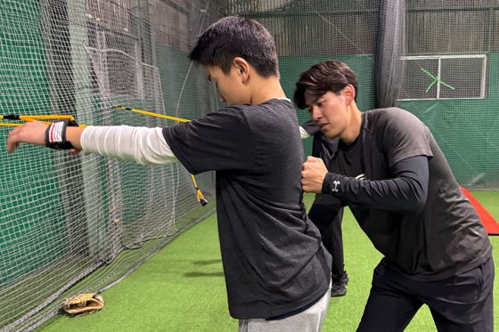 ゴムバンドトレーニングを指導する様子【写真:編集部】