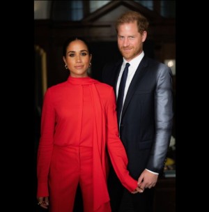 米ニューヨークで「世界メンタルヘルスデー」を記念するイベントを開催したヘンリー王子夫妻。ステージで夫妻は、子供達を取り巻くオンライン環境について意見を述べた(画像は『Misan Harriman 2022年10月3日付Instagram「The Duke & Duchess of Sussex moments before attending the opening ceremony of @OneYoungWorld last month.」』のスクリーンショット)