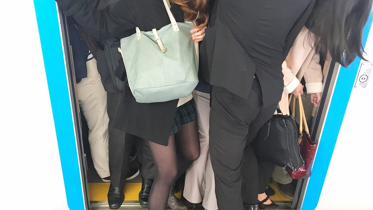 同じ女子高生に10カ月痴漢「彼女に雰囲気が似ていた」拘禁刑4年の判決