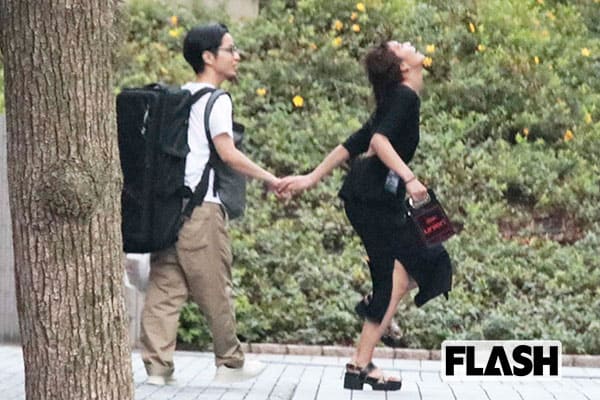 岡田将生だけじゃない 秋元才加 山之内すずはギュッと手をつないで 本誌が目撃していた ラブラブデート現場 ライブドアニュース