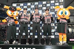 お立ち台に並んだ松本剛、スペンサー・ハワード、佐々木俊輔（左から）【写真：井上学】