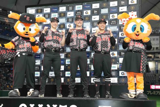 お立ち台に並んだ松本剛、スペンサー・ハワード、佐々木俊輔（左から）【写真：井上学】