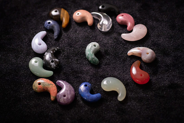 呪いの仕返し恨み、～の跳ね返り遮断身を守る勾玉オルゴナイト : [月