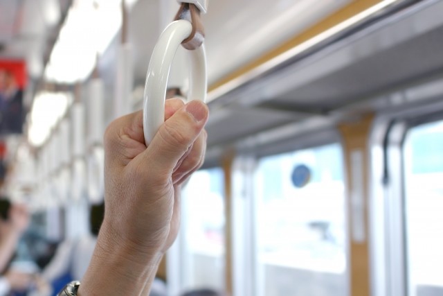 満員電車から降りるときに、声掛けは必要?(画像はイメージ)