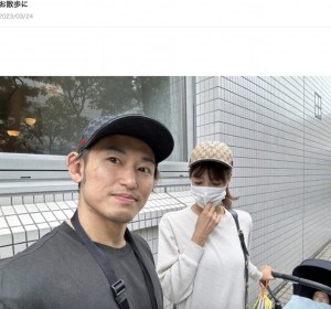 10日ほど前は家族で仲良く散歩に出かけていた格闘家の才賀紀左衛門と事実婚パートナーの絵莉さん、一体何が?(画像は『才賀紀左衛門 2023年3月24日付オフィシャルブログ「お散歩に」』のスクリーンショット)