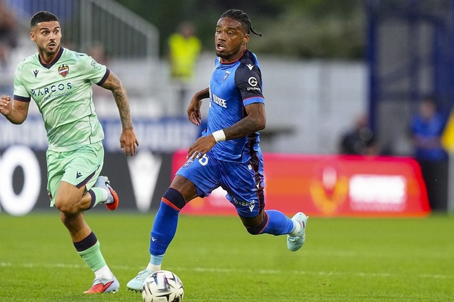 マクデブルク退団が発表されたオナイウ。※写真はオセール時代。(C)Getty Images