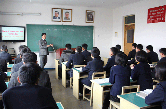 平城市の金正淑第一高等中学校。黒板の上に最高指導者の肖像画が見える