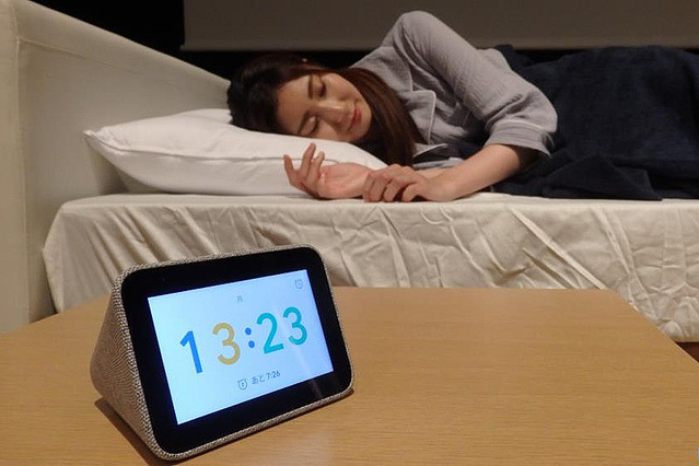 グーグルアシスタント搭載の目覚まし時計
