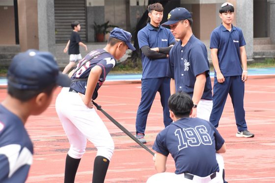 青森大が台湾で実施した野球教室の様子【写真：川浪康太郎】