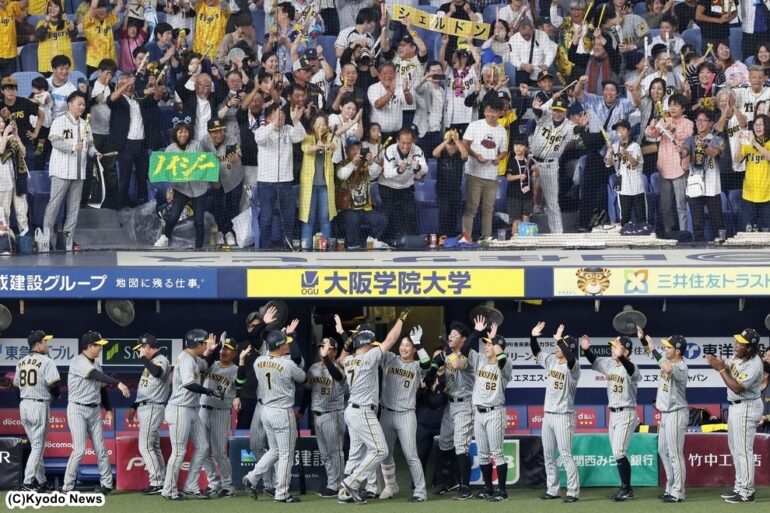 4�������3�������ä��Υ����������֣��ˤ�ޤ������ʥ���ȴ�֥ե��� (C)Kyodo News