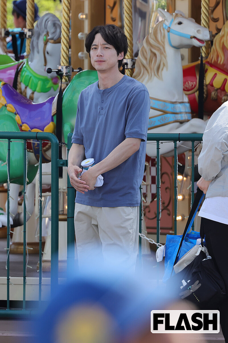  遊園地でロケをする坂口健太郎 