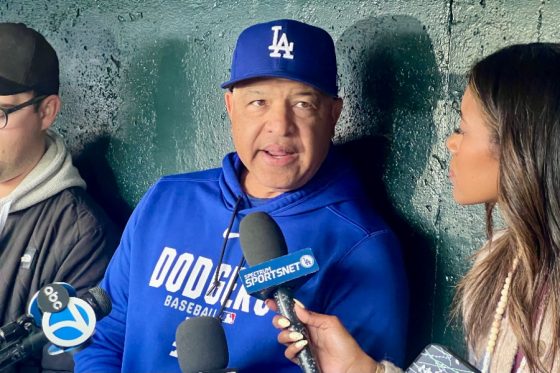 試合前、取材に応じるドジャースのデーブ・ロバーツ監督【写真:小谷真弥】
