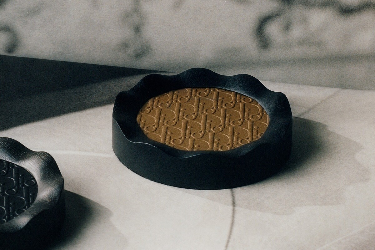 ディオール メゾン新作“ダークカラー”小物、トレイや小物入れなどピエール・ヨヴァノヴィッチがデザイン Peachy ライブドアニュース