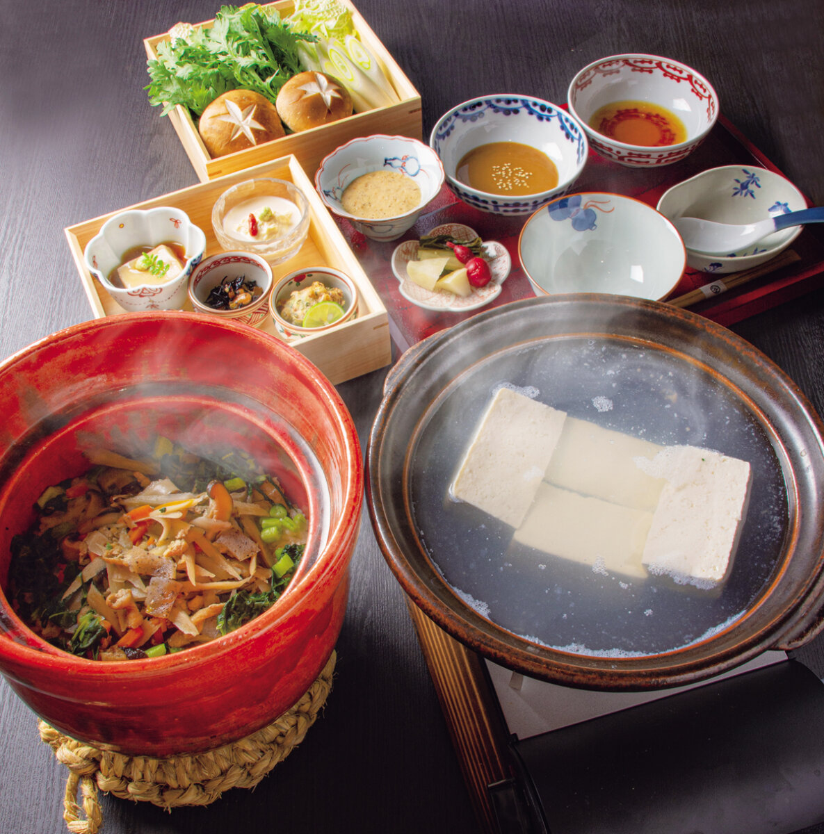 『箱根とうふ茶屋　八十八（やそはち）』八十八御膳　3960円　水のいい箱根は豆腐も旨い。大豆本来の甘みを感じる豆腐を、完全天日塩・ゆずぽん酢醤油・胡麻だれで食す。注文が入ってから土釜で炊く「箱根峠の釜めし」も◎