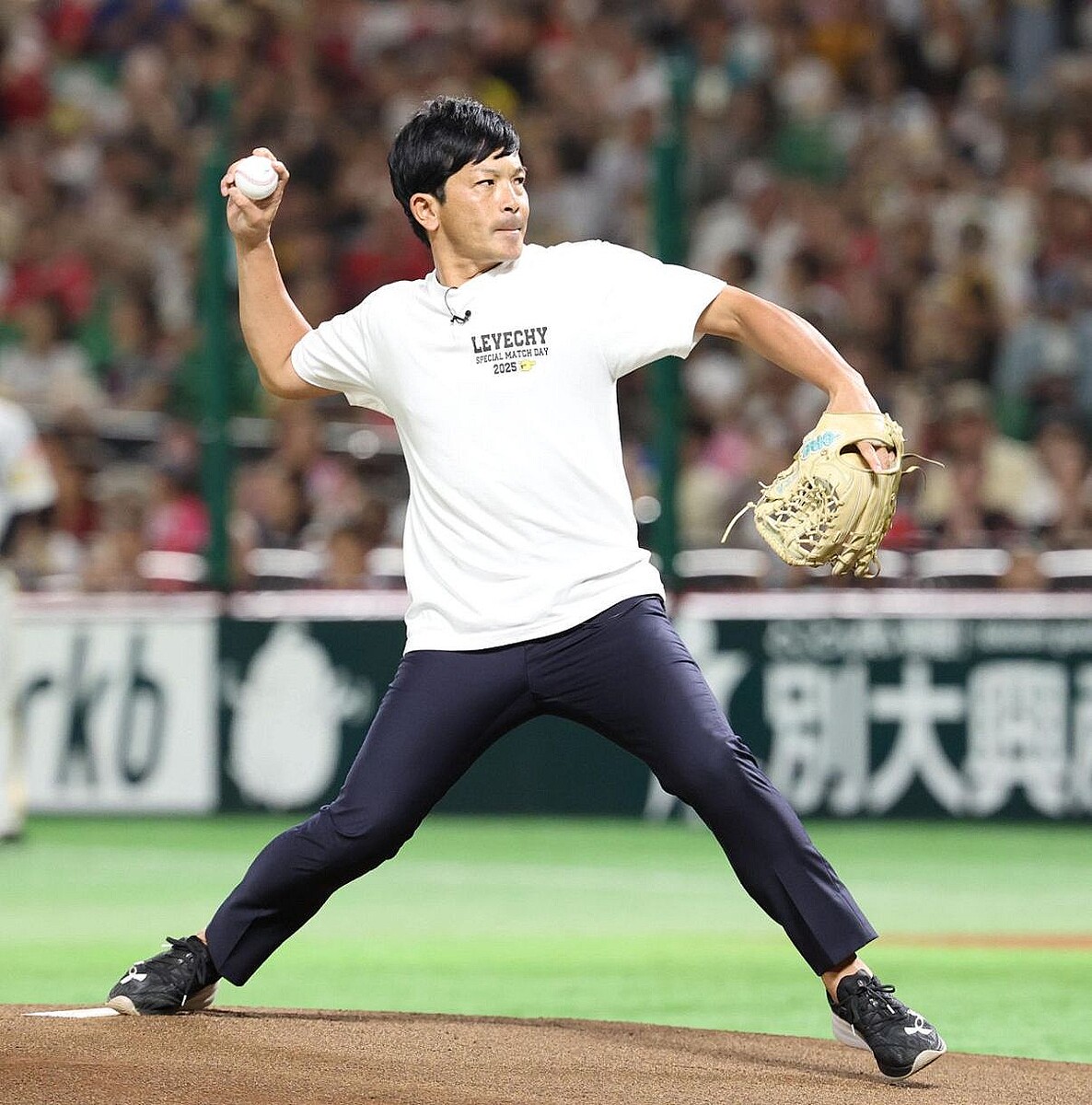 熱男～！！！」元ソフトバンク松田宣浩さんが始球式 現役ばりの