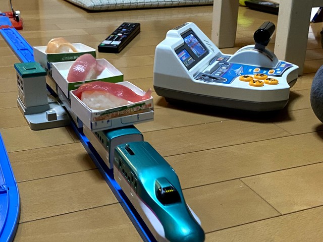 ようやく公式対応したプラレール回転寿司をさっそく試してみた