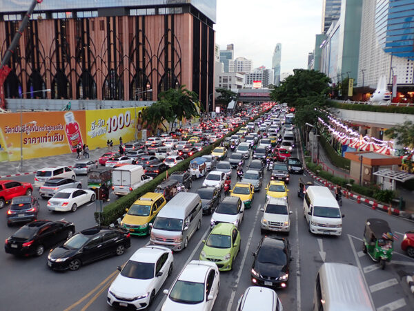 バンコク市街の渋滞。ここまで車道が詰まると、歩道を走り出すバイクは増えてくる（植村祐介撮影）