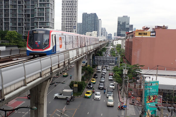 スクンビット通り上を走るBTSスクンビット線。渋滞時は「4km走るのに1時間」ともされたスクンビット通りのバスに対し、圧倒的な時短を実現した（植村祐介撮影）