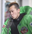 　１２Ｒで１着となり投げキッスをする西山貴浩＝ＢＯＡＴ　ＲＡＣＥ住之江（撮影・佐々木彰尚）