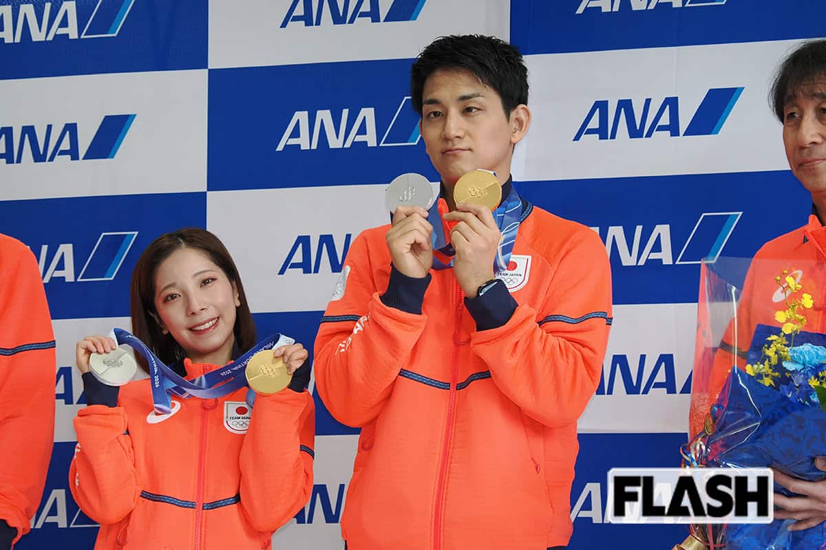  2月24日、帰国したりくりゅうペア（写真・梅基展央） 