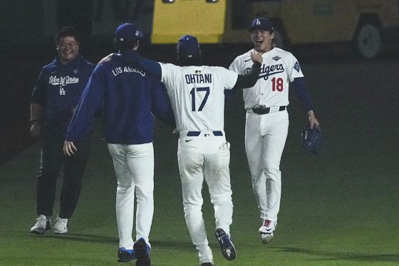 サヨナラ勝利に肩を組み喜ぶドジャース・佐々木朗希、大谷翔平と山本由伸(左から)