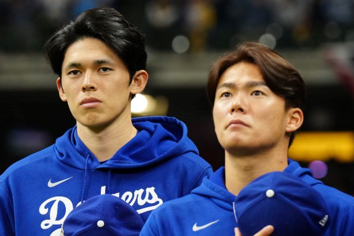 佐々木朗希と山本由伸が試合後に熱い抱擁 SNSでは歓喜の声