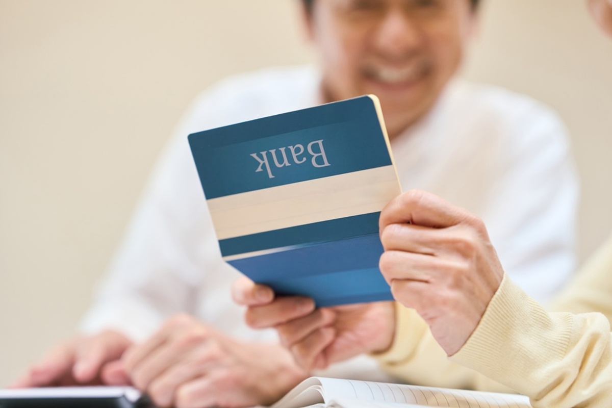 80代の父は、銀行員から「金利が高いですよ」と勧められ、“外貨預金”に興味を持っています。「預金だから安全」と言いますが、本当に安心して始められるのでしょうか? 円預金との違いや注意点を解説