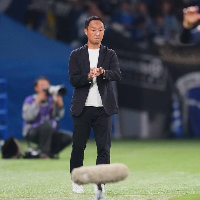 国立でリベンジ。浦和戦の勝利を喜ぶ黒田監督。(C)SOCCER DIGEST