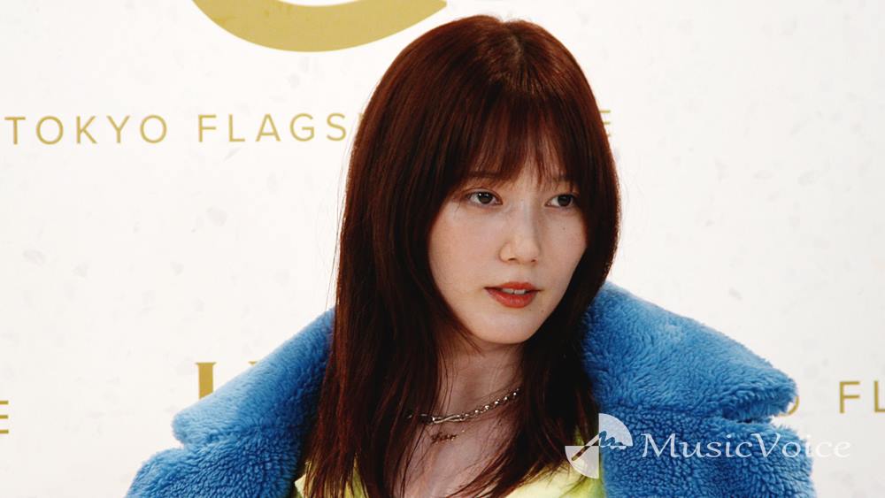 本田翼、ローブコート＆ニットシャツを着こなし スノーブーツも