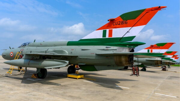 インド空軍で最後まで残ったMiG-21戦闘機。垂直尾翼を特別に三色で彩っている（画像：インド国防省）。