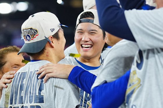 ドジャース・山本由伸を労う大谷翔平(中央)【写真:荒川祐史】