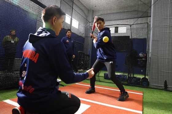 トスを上げる木村匡宏社長(左)と打つ荻野貴司【写真提供:SPONOBA】