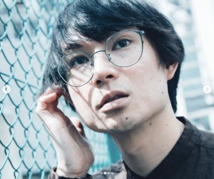 年内に運転免許を取得予定の水川かたまり(画像は『【公式】吉本興業 2020年7月30日付Instagram「ヨシモト∞ホールで活躍する芸人たちがふんだんに掲載されたフリーペーパー「月刊芸人」が8月号より紙からオンラインへ!」』のスクリーンショット)