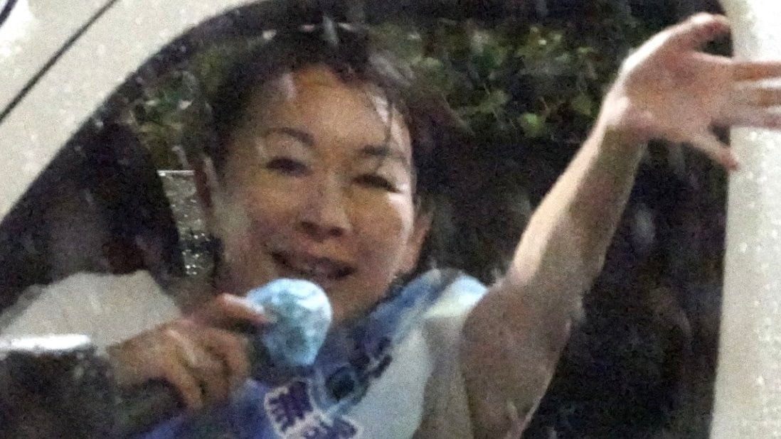ビショビショの山尾志桜里、ゲリラ雷雨中にも“小5男子”と約束した女性天皇論を熱弁…直撃すると「あの男の子のことはこれ以上…」小5ママたちの反応は？〈参院選実況中継〉