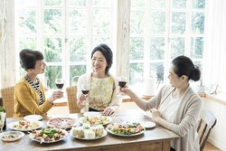 自宅開催のママ会「わが家でもう10回」→チリツモでつのる“モヤモヤ感”｜おもてなしは当たり前？【ママリ】
