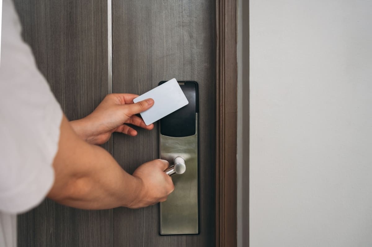 ホテルのルームキーをなくしたらいくらかかる?発生するリスクを解説