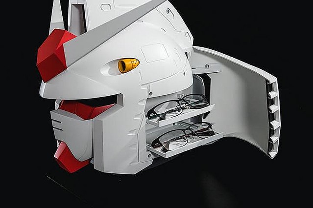 巨大な1/7ガンダムヘッドがメガネケース!? しかもこの頭、6本も入るぞ
