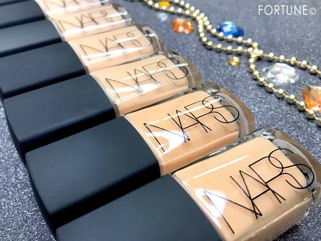 NARS（ナーズ）》から透明感溢れるリキッドファンデ「シアーグロー