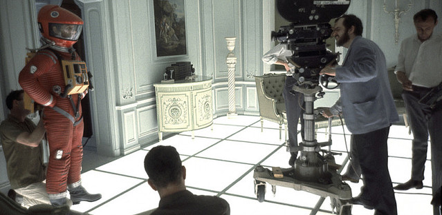 『2001年宇宙の旅』を撮影中のスタンリー・キューブリック監督(Photo by Keith Hamshere/Getty Images)