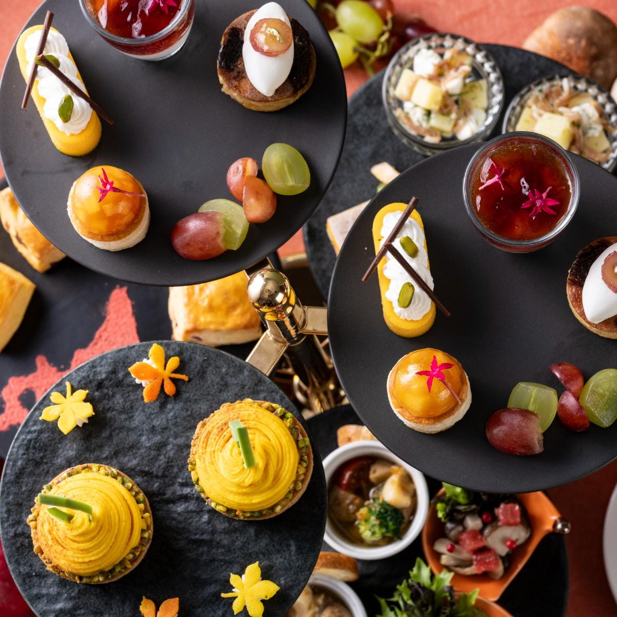 ザ・プリンス パークタワー東京の秋アフタヌーンティー。かぼちゃやじゃがいも、きのこなど、北海道食材のスイーツ&セイボリー