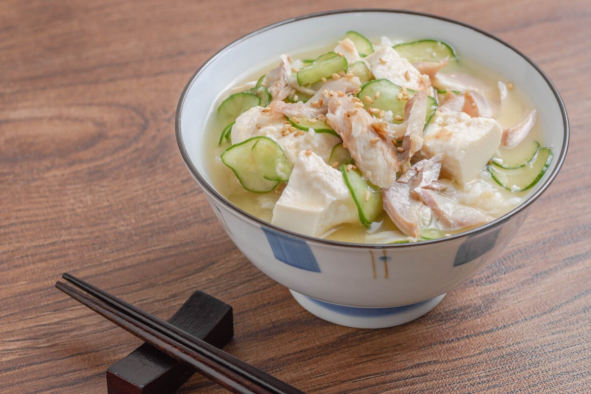 朝食に豆腐やキュウリを入れた「冷や汁風」を取り入れることで、火を使わずに熱中症予防に必要な塩分、ミネラルを補給できる(画像はイメージ)