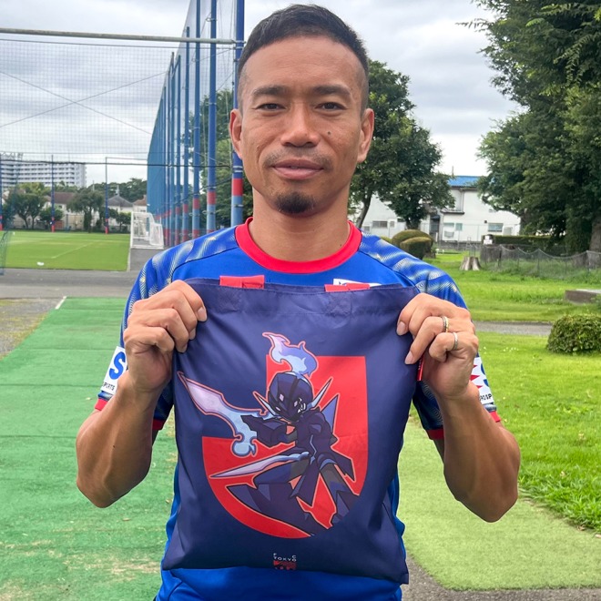 「EVO BAG」をアピールする長友。写真:FC東京
