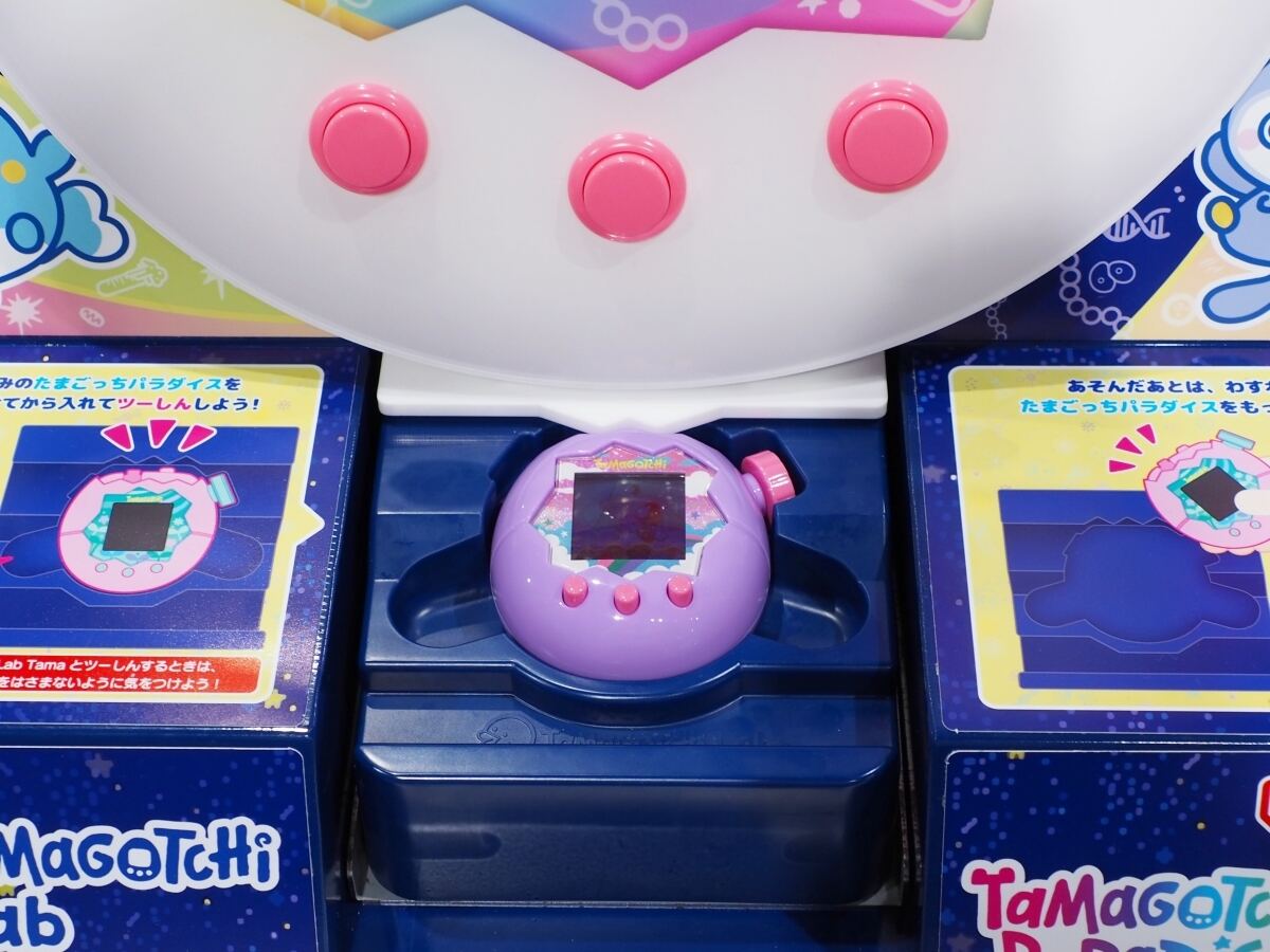 たまごっち最新作は視点を切り替えるズームダイヤル付き