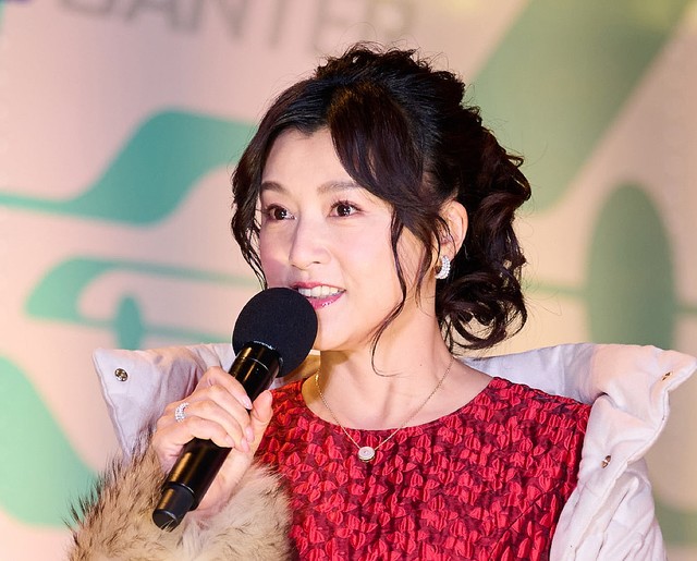 藤原紀香さんが赤いドレスで登場! 三菱ふそうがクリスマスイベントを開催