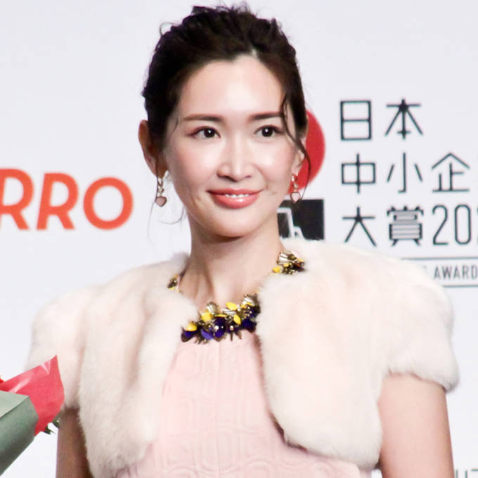 
          紗栄子、“一瞬で元気になる”リピ買いするお菓子を紹介「疲れた時にこれぶち込む」
        