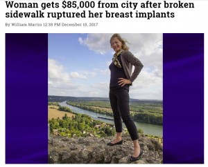 歩道で転び豊胸手術後のバストが崩れた女性、市を相手に勝訴(画像は『WorldWide Weird News 2017年12月10日付「Woman gets $85,000 from city after broken sidewalk ruptured her breast implants』のスクリーンショット)